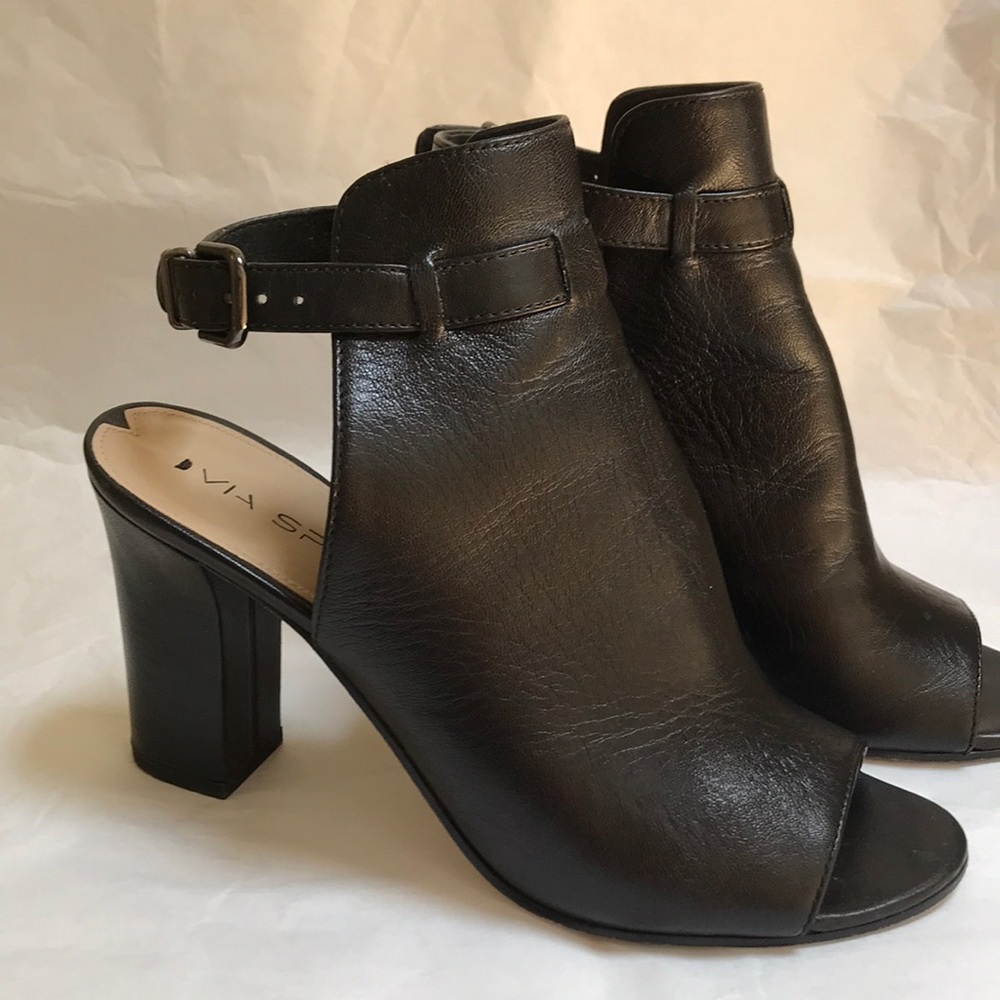 Black leather Via Spiga heels